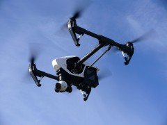 ドローンが安定飛行する理由と、上下左右する飛行原理とは？
