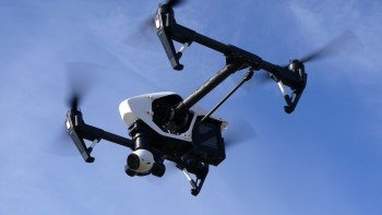 ドローンが安定飛行する理由と、上下左右する飛行原理とは？
