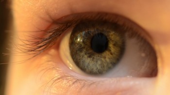 ドローンを目視するには視力が大切。目を労る3つのアイテム。