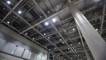 屋内や室内でのドローン飛行に規制はある？誰でも操縦できる？