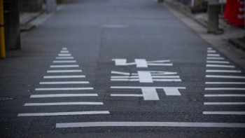 ドローンを道路の上空に飛行するのは？道路での離発着は？ドローンと道路の法律的な解説