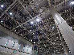 屋内や室内でのドローン飛行に規制はある？誰でも操縦できる？