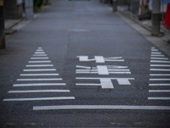 ドローンを道路の上空に飛行するのは？道路での離発着は？ドローンと道路の法律的な解説