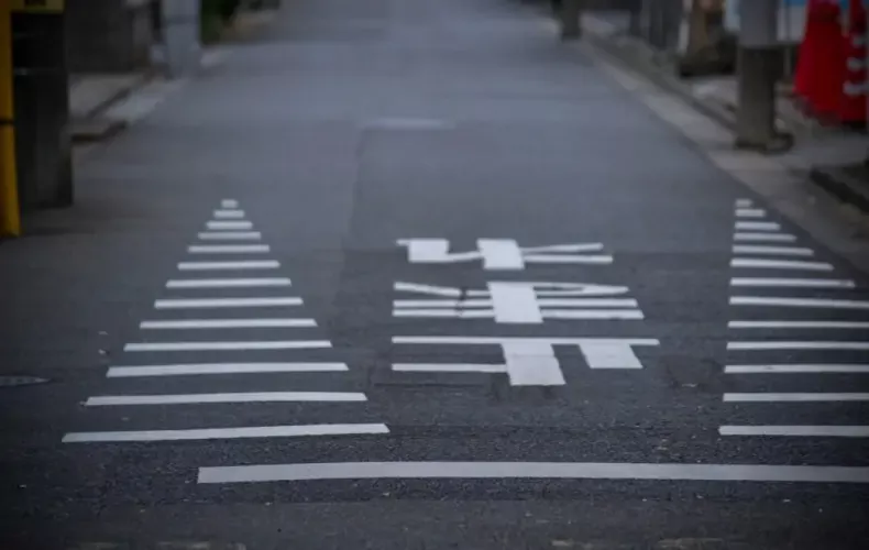 ドローンを道路の上空に飛行するのは？道路での離発着は？ドローンと道路の法律的な解説