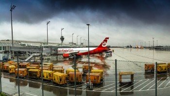 空港付近でのドローン飛行はどうなる？飛行制限と飛行禁止ゾーンの仕組みについて。