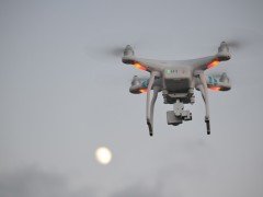 ドローンに安全性100％は存在しない。制御操縦不能の墜落事故多し。