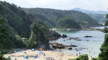 海水浴場でのドローン飛行、条例等で禁止されている場合あり。