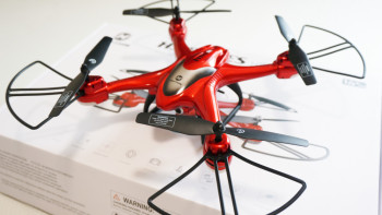 【HS200Dレビュー】大ヒット機種の後継機！屋外でガンガン遊べるトイドローン