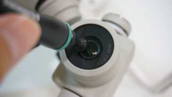 ドローンのレンズクリーニングは定期的に。これ1本で解決するレンズペン。