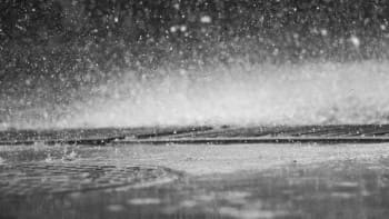 ドローンは雨の中でも飛べるの？その場では飛行できるけど後々は…