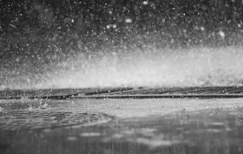 ドローンは雨の中でも飛べるの？その場では飛行できるけど後々は…