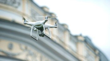 警察が違反ドローン飛行を逃さず捕獲する方法を考えてみた