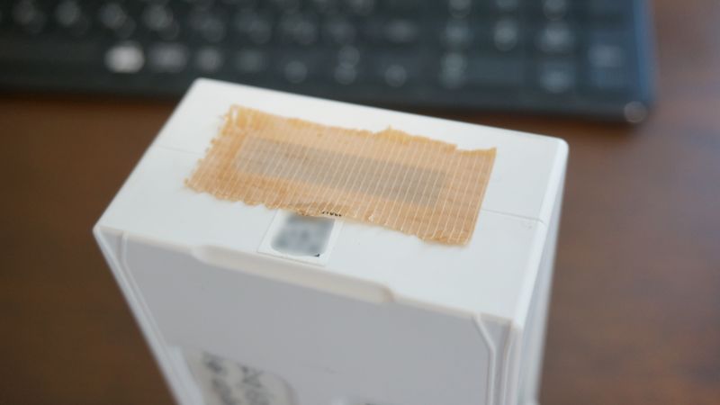 バッテリーの接続部にテープを貼る