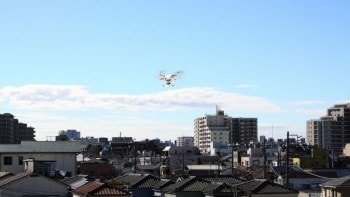 住宅地で飛び回るドローンを追跡、危険操縦する方にたどり着いた方法