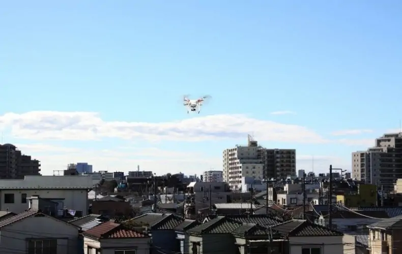 住宅地で飛び回るドローンを追跡、危険操縦する方にたどり着いた方法