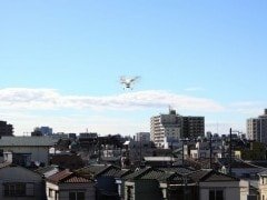 住宅地で飛び回るドローンを追跡、危険操縦する方にたどり着いた方法