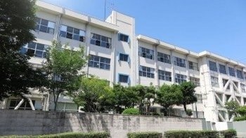 ドローンを学校・病院等で飛行するには？包括申請の許可では飛行NG？