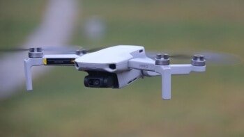 ドローンを飛行させる行為は一般的に「迷惑」と認識されているのか？