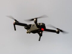 ドローンのバッテリー充電は1本1～3円。電気代は安価だけど管理コストが…