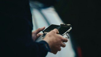 なぜドローンを操縦すると神経がすり減るほど疲れるのか？