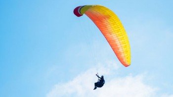 パラグライダーとドローンの接触事故あり！人命に関わる危険飛行はNG