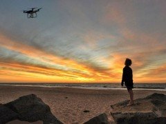ドローンの補助者は何歳から可能なのか？